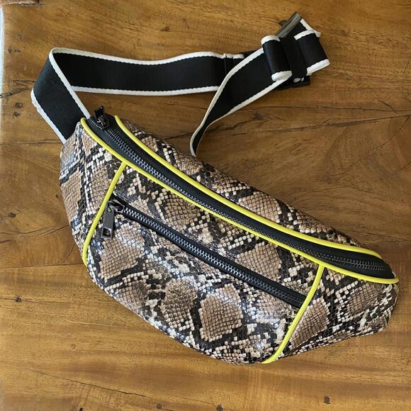 Topshop Fanny Pack Python Print - Picture 8 of 9